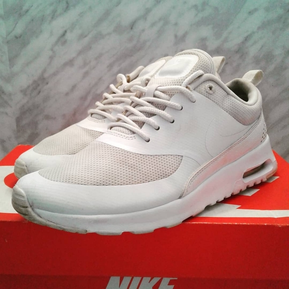 NIKE AIR MAX THEA 599409 104 Women's Size 6.5 White Sneakers Shoes essential